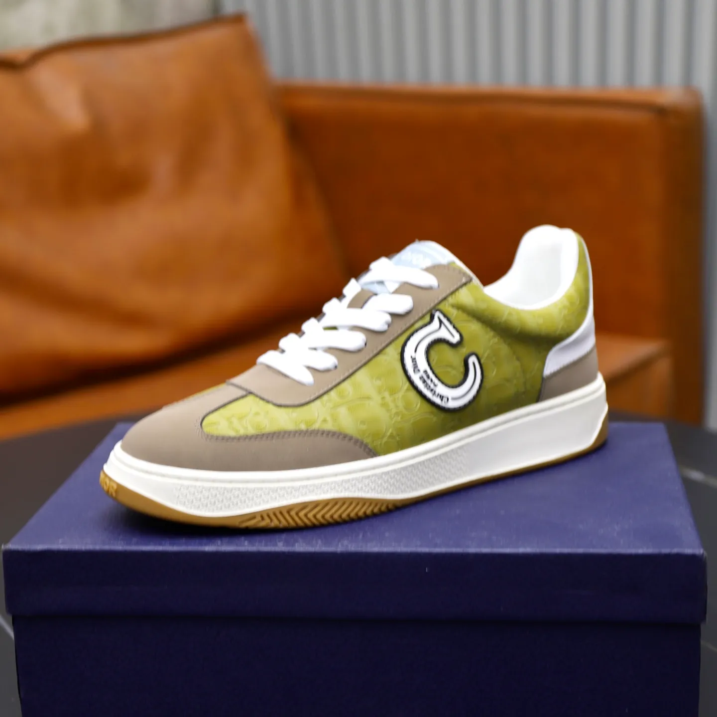 Ex-factory price: 400💰🙅‍♂️🙅‍♂️🙅‍♂️ Brand: Dior DIOR Standard code: 38-44 (45 customized) Grade: Same as the official website Material: Original cowhide material spliced with brand cloth Comfortable and breathable lining Lightweight and wear-resistant sports outsole Style category: Men's fashion casual shoes Running sports shoes Distinguished luxury brand elements Top luxury color: actual picture color